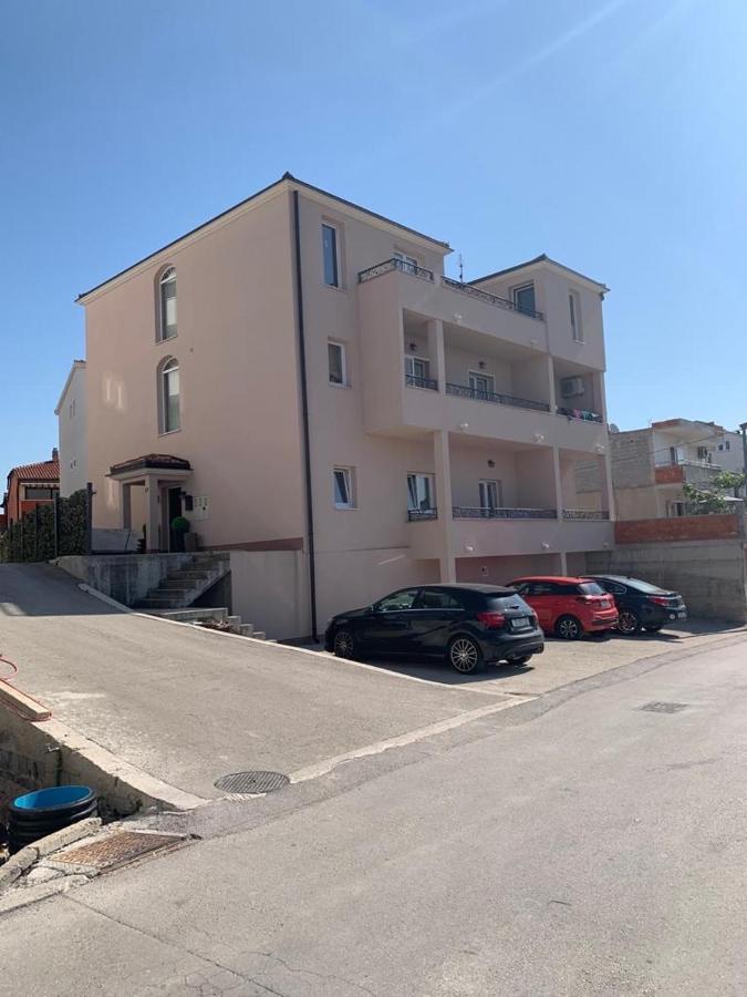 سبليت Studio Apartmant Leona With Parking Place المظهر الخارجي الصورة