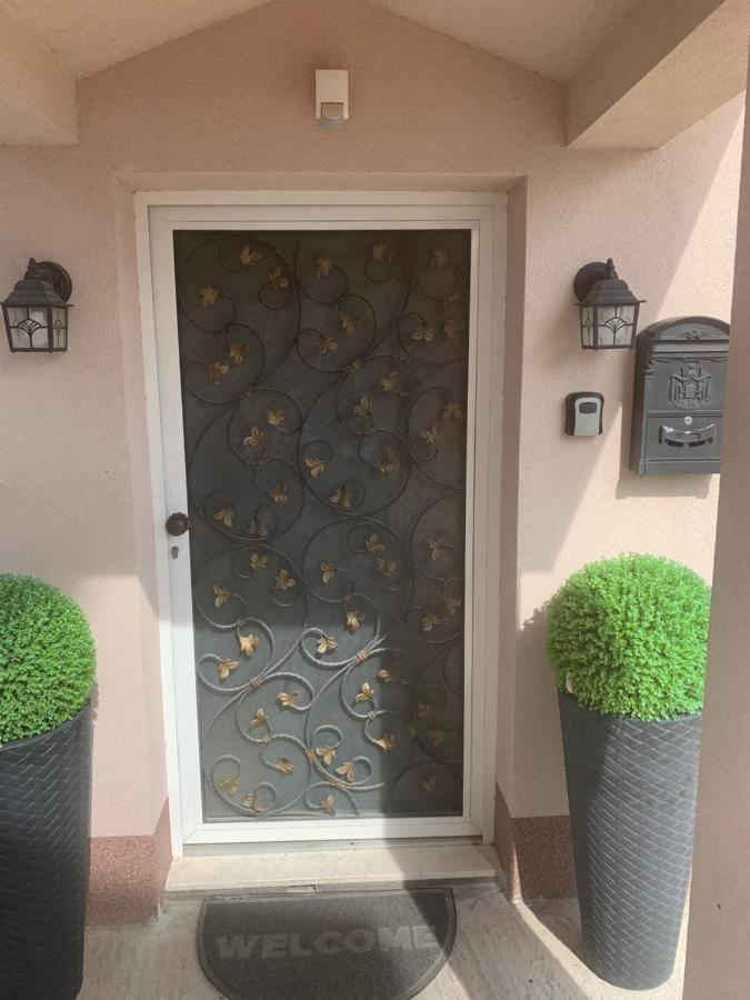 سبليت Studio Apartmant Leona With Parking Place المظهر الخارجي الصورة